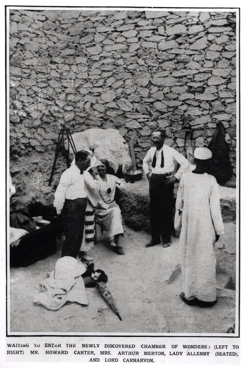 Wachten om de Nieuw Ontdekte Kamer van Wonderen Binnen te Gaan (L tot R) Howard Carter (1874-1939) Mevrouw Arthur Merton, Lady Allenby (zittend) en Lord Carnarvon (1866-1923) uit The Illustrated London News, 16 door English Photographer
