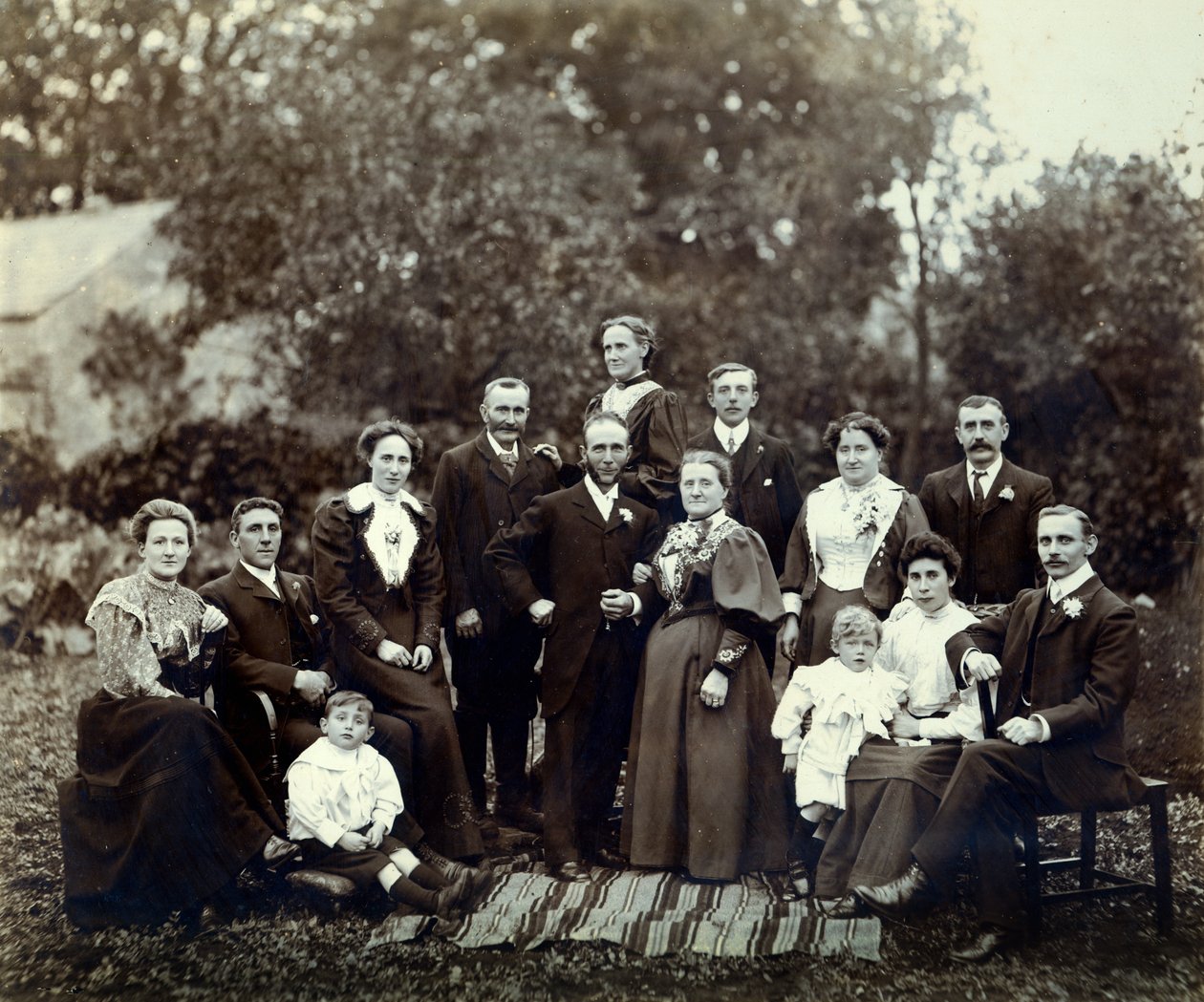 Bruiloftsgroep, Trowbridge, Wiltshire, Engeland, ca. 1900 door English Photographer