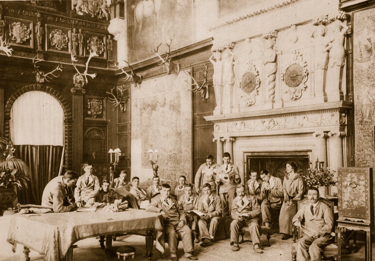 Welkom gasten in een statig huis in Engeland, 1914-19 door English Photographer