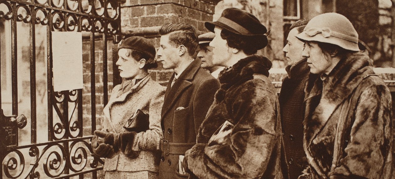 Vrouwen lezen angstig bulletins over de laatste ziekte van koning George, 1935 door English Photographer