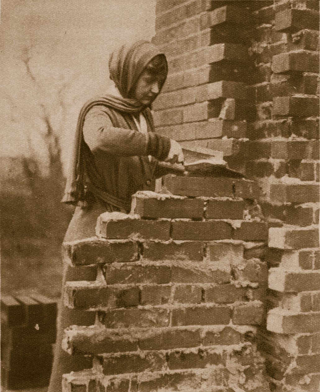 Vrouwenarbeiders die een bakstenen muur leggen, 1914-19 door English Photographer
