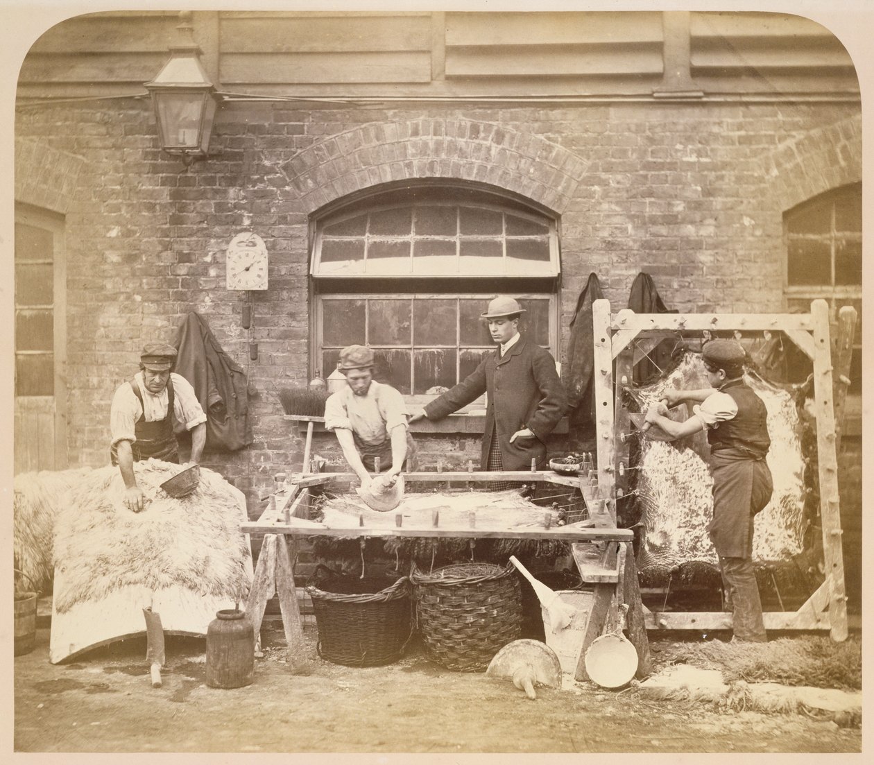 Arbeiders maken schapenvachten, ca. 1861-62 (sepia foto) door English Photographer