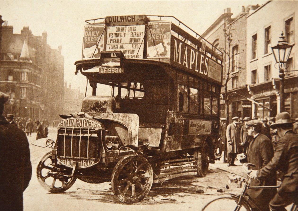 Wrak van een bus die in brand was gestoken door stakers in Zuid-Londen, 1926 door English Photographer