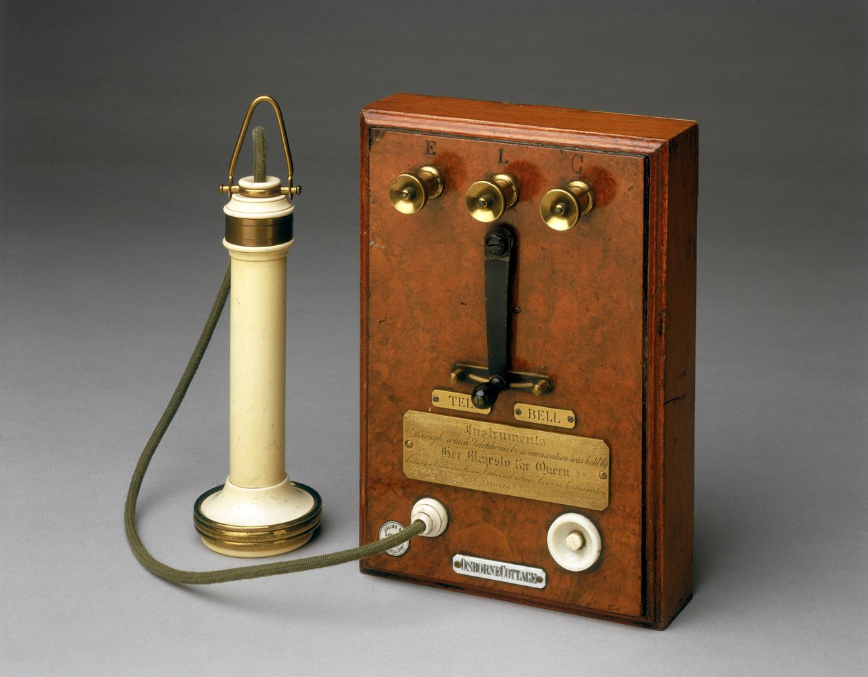 Bell-telefoon gebruikt door Koningin Victoria in Osborne House, Isle of Wight, 1877-78 door English School