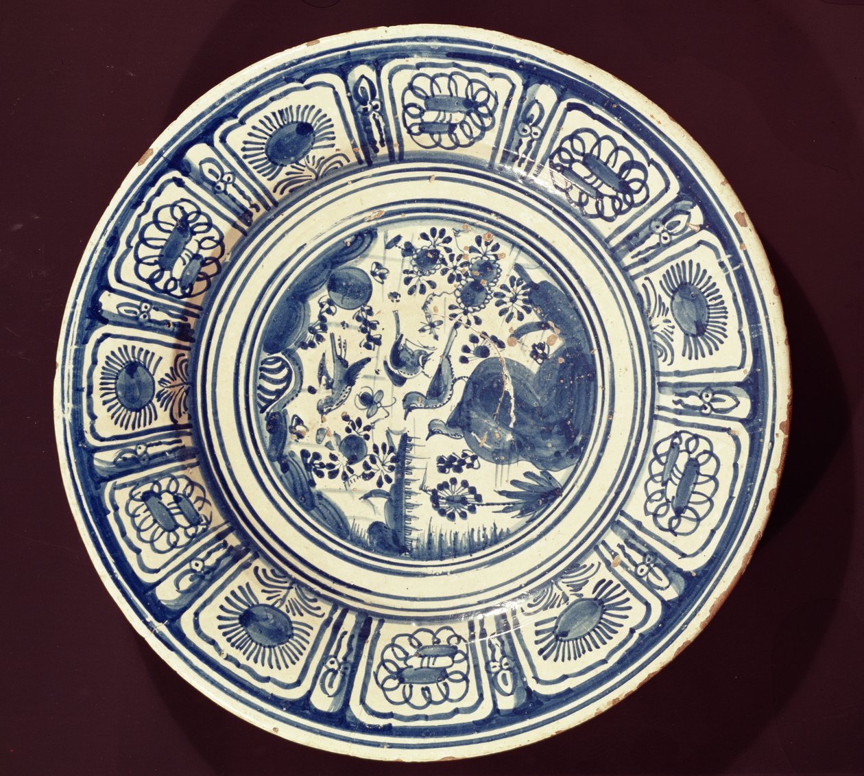 Blauwe schaal, afgeleid van een late Ming-export, mogelijk van de Christian Wilhelm-fabriek, Southwark, Londen, ca. 1635-40 door English School