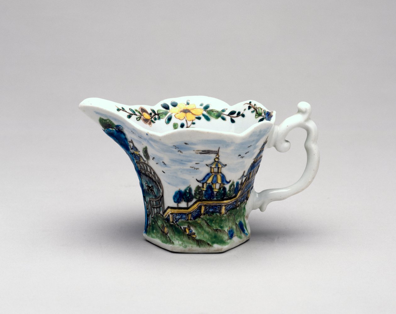 Roomboot, Worcester Porselein, ca. 1755-58 door English School