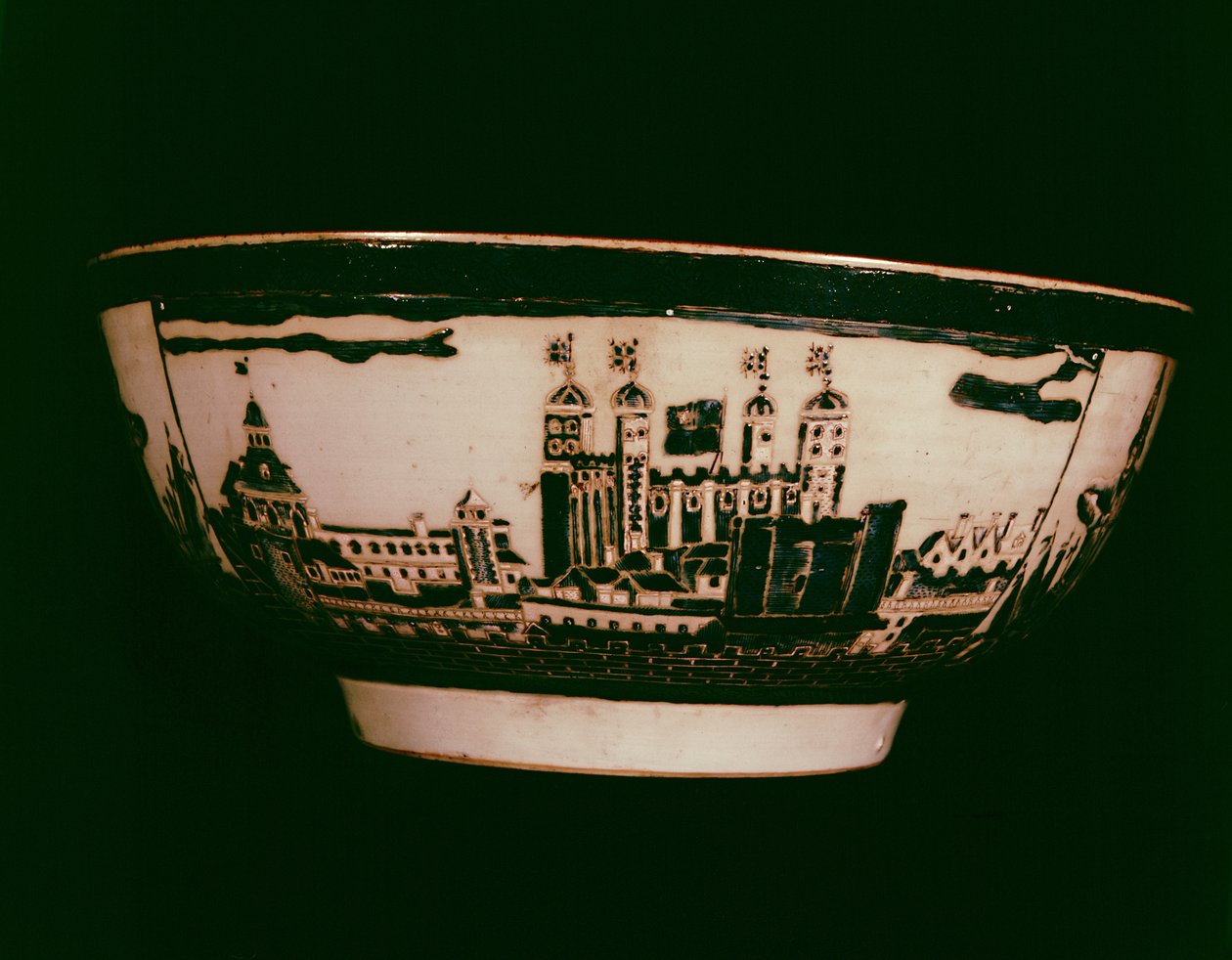 Delfts bord met uitzicht op de Tower of London, zijaanzicht, c.1600 door English School