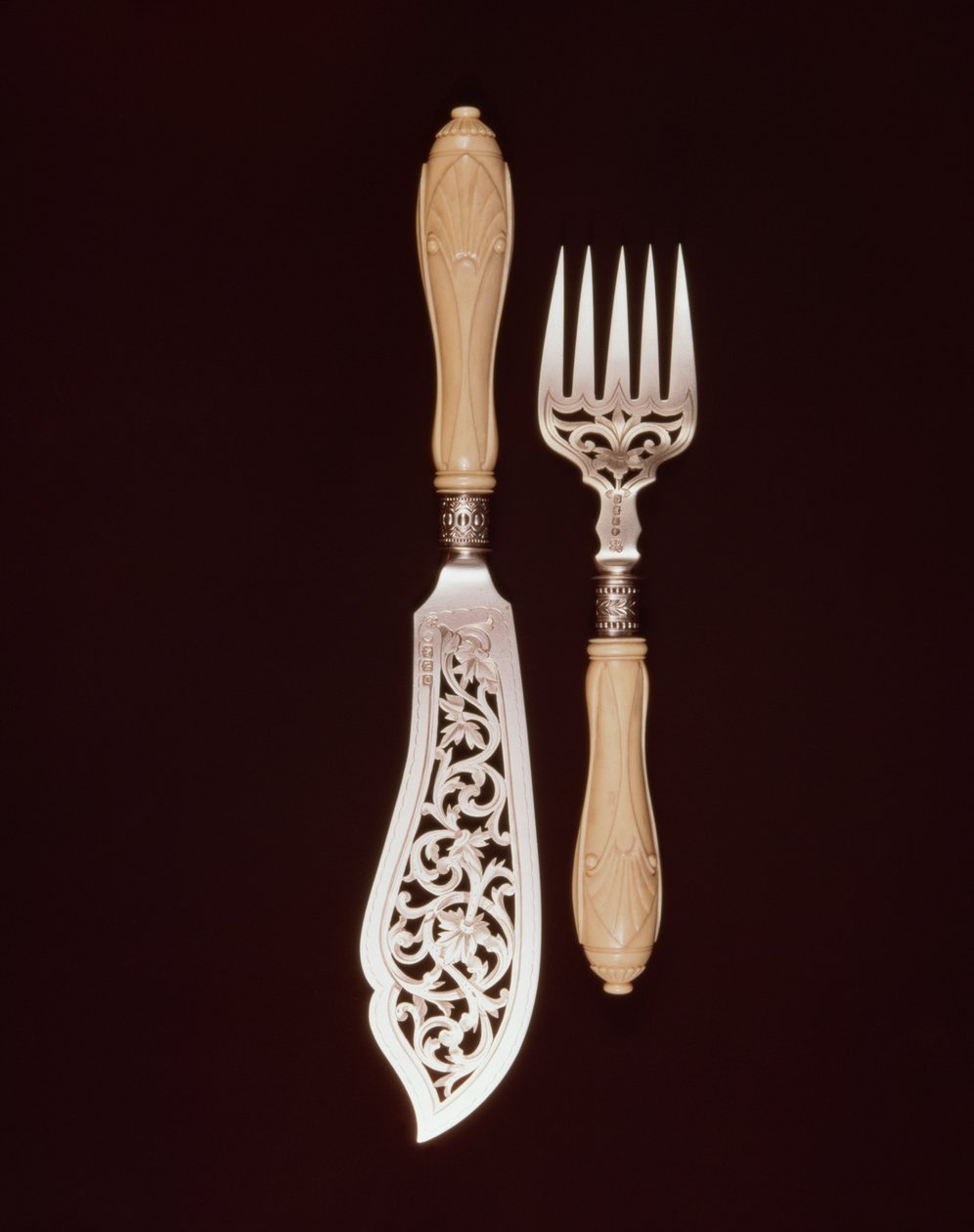 Visbestek met gesneden ivoren handvatten door J.Whipple and Co., Exeter, 1880 door English School