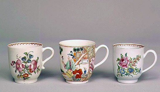 Liverpool koffiekop, c.1750-80; Lowestoft porseleinen koffiekop, 1778; Worcester porseleinen koffiekop, c.1750-70 door English School