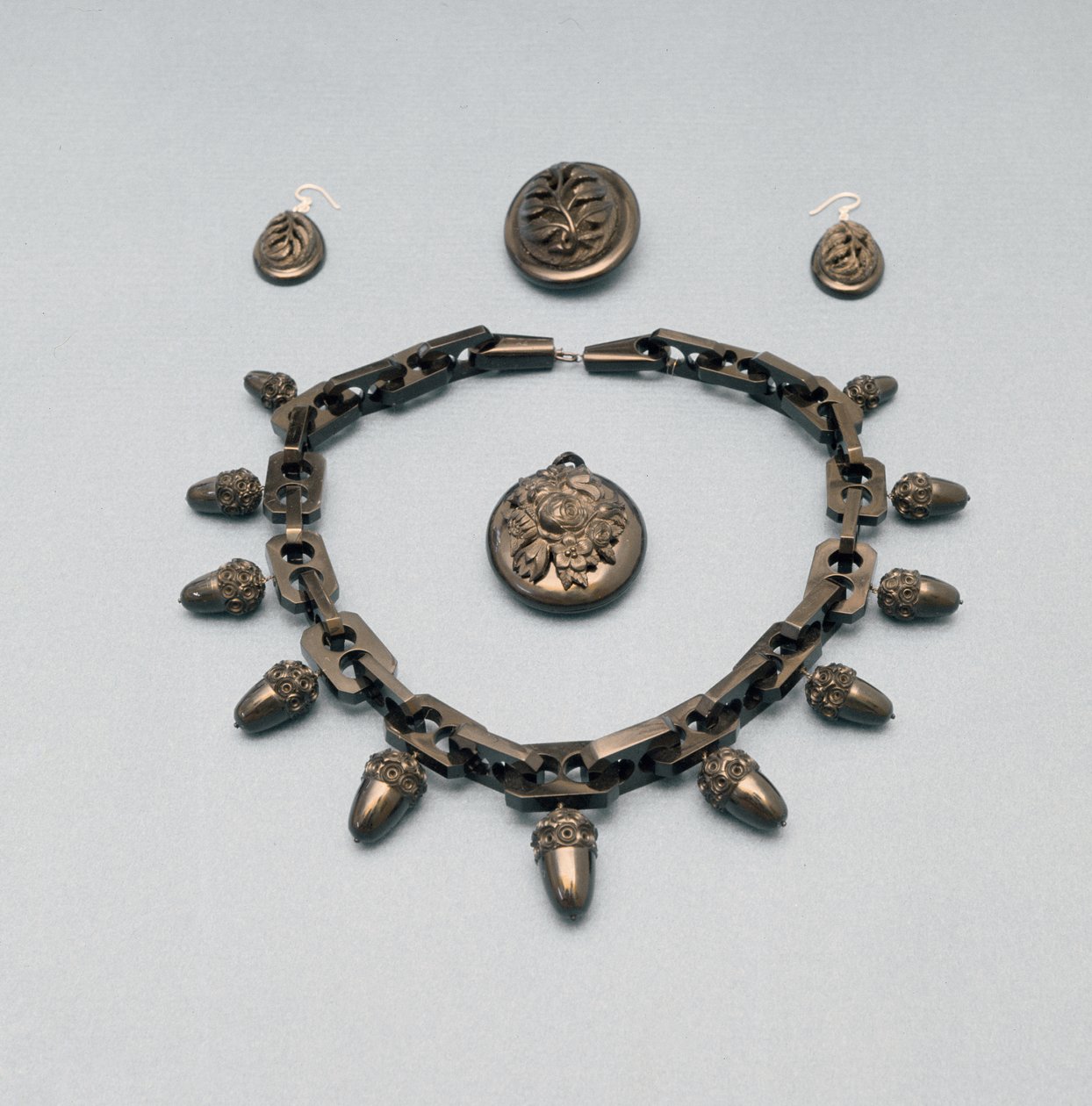 Ketting, oorbellen, broche en hanger, ca. 1870 door English School