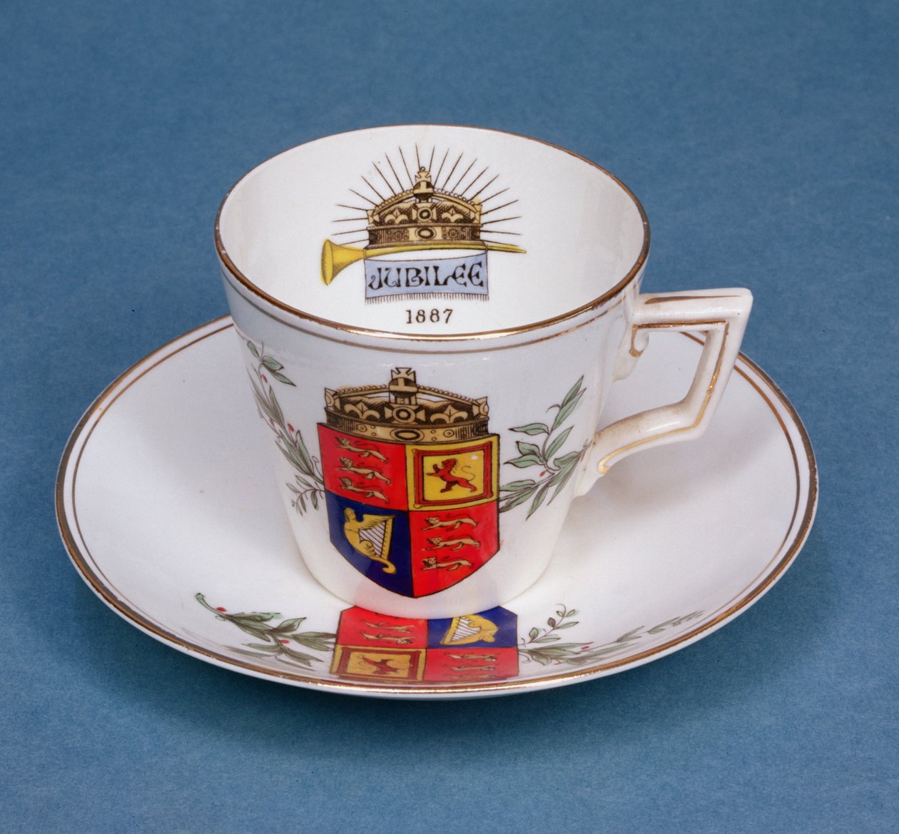Plymouth porseleinen kop en schotel ter herdenking van het Jubileum van Koningin Victoria, 1887 door English School