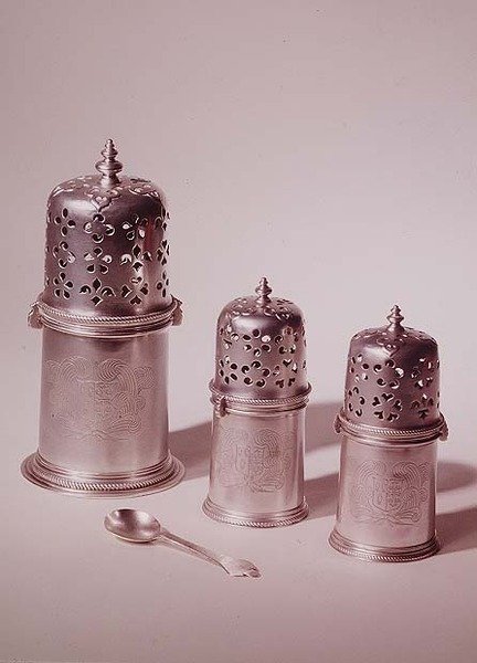 Set van drie Charles II strooiers, door Francis Garthorne; klaverblad mosterdlepel; 1680-85 door English School