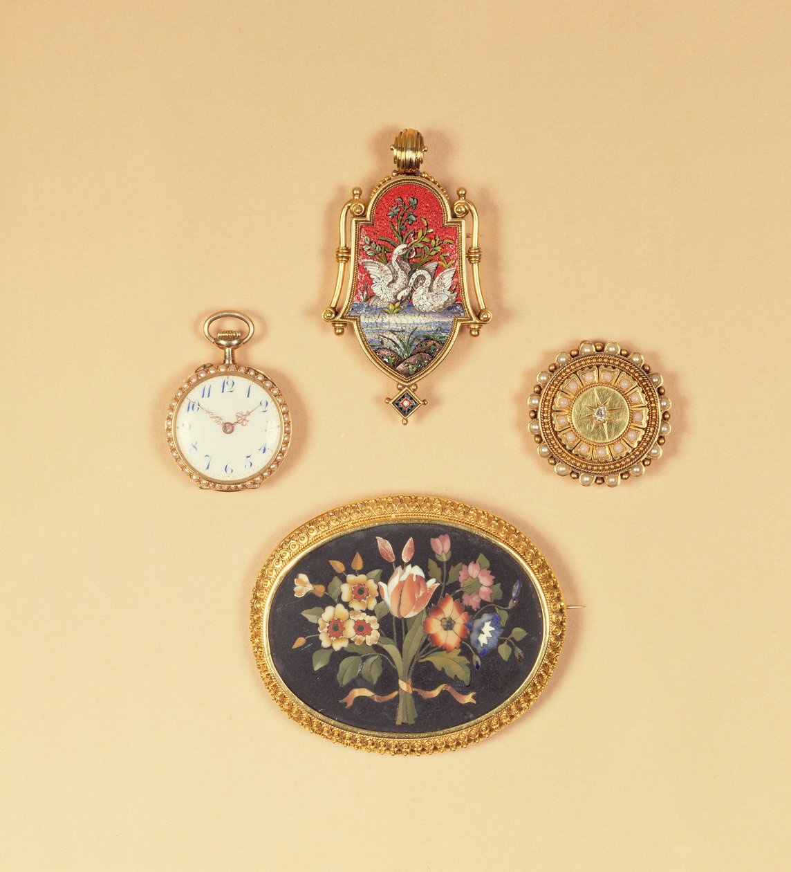 Gespleten parel zakhorloge (voor- en achterkant); Victoriaanse micro-mozaïek broche; Victoriaanse pietra-dura broche door English School