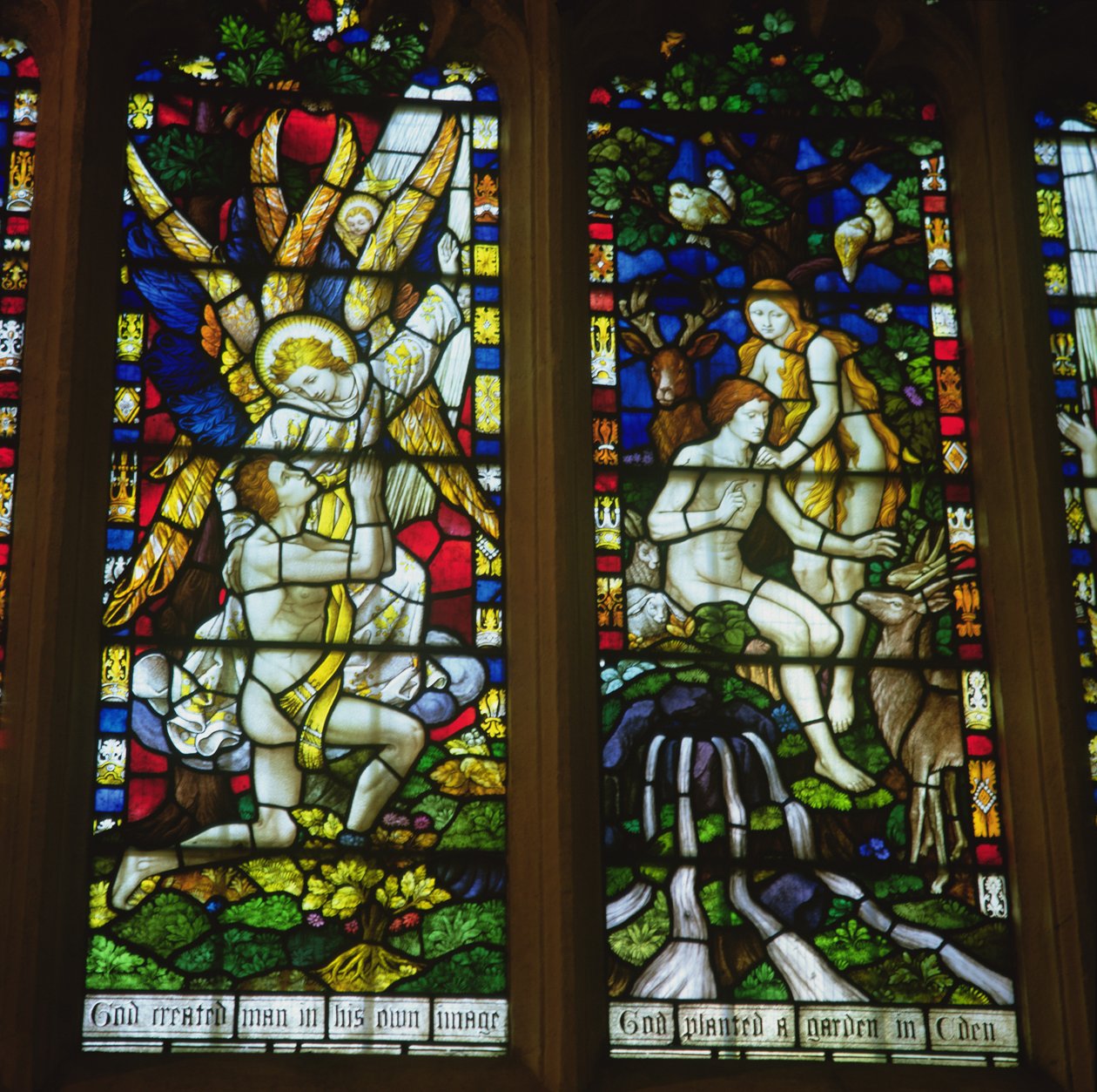 Glas-in-loodramen die (LtoR) De Aankondiging en Adam en Eva in de Hof van Eden voorstellen door English School