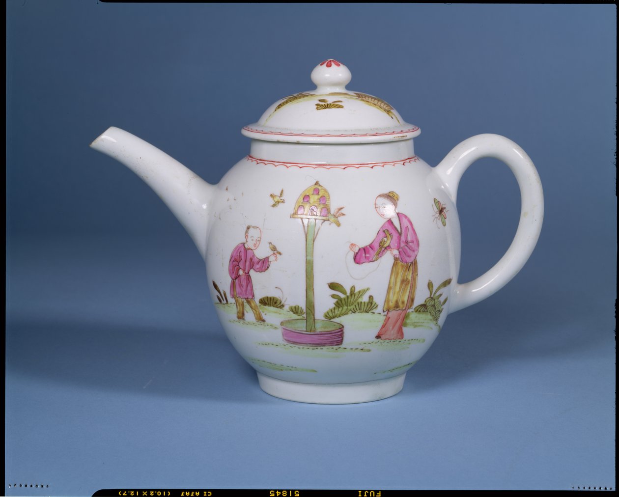 Theepot en deksel met een duiventil en twee chinoiserie-figuren, waarschijnlijk 1770-75 door English School