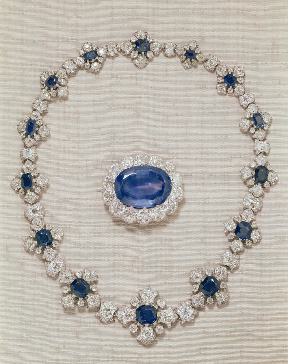 De saffieren van de Prinses Royal - saffier- en diamanten broche en ketting door English School