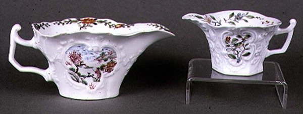 Worcester ovale sauskom en roomkan, email polychrome decoratie, ca. 1750-55 door English School