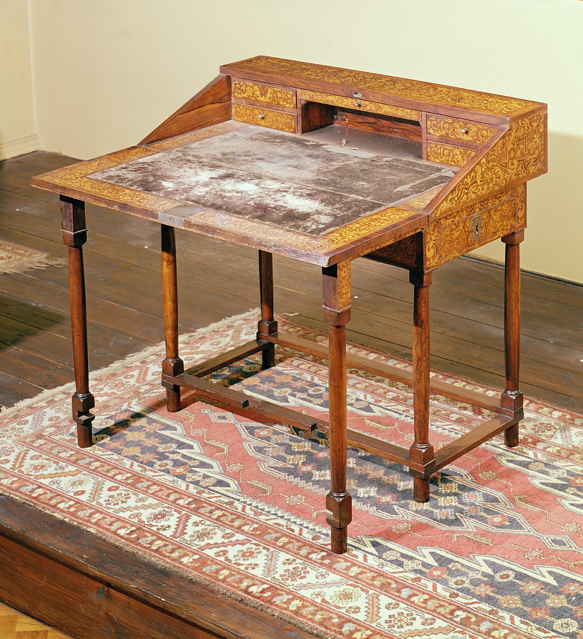 Schrijftafel, walnoot met arabesk marqueterie, c.1690 door English School