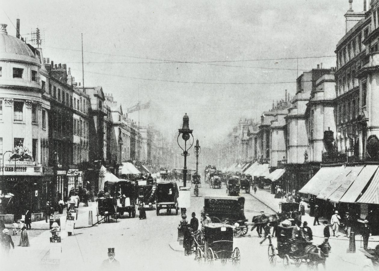 252-260 Regent Street, Westminster: noordwaarts naar Oxford Circus, 1890 door English Photographer