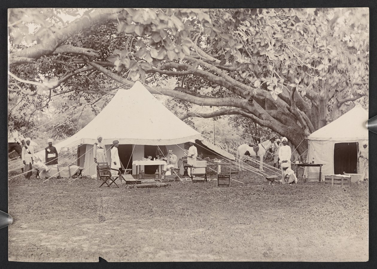 J.J. Cotton in topi en tent (zw/w foto) door English Photographer