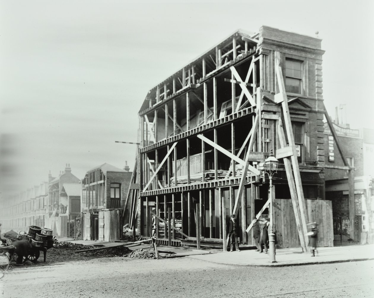 85 Stoke Newington Road: hoek van Stoke Newington Road en Prince George Road, 1897 door English Photographer