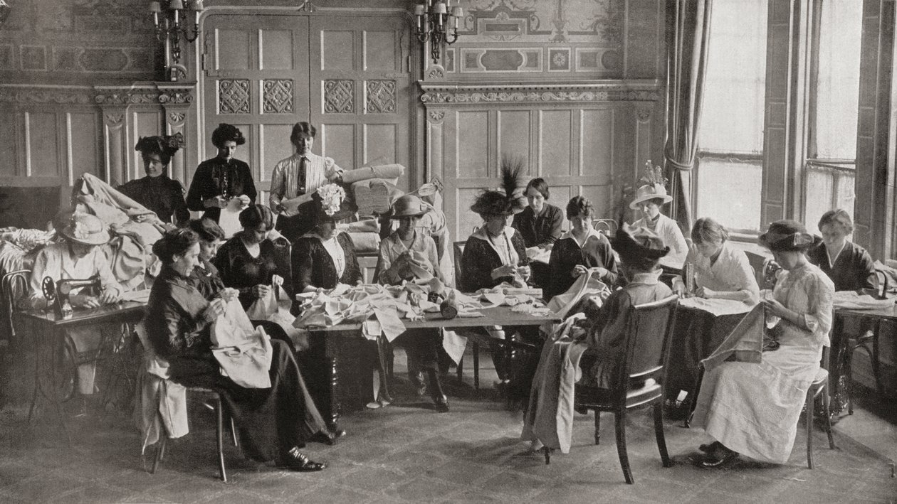Een dames Rode Kruis naaibijeenkomst in Claridge