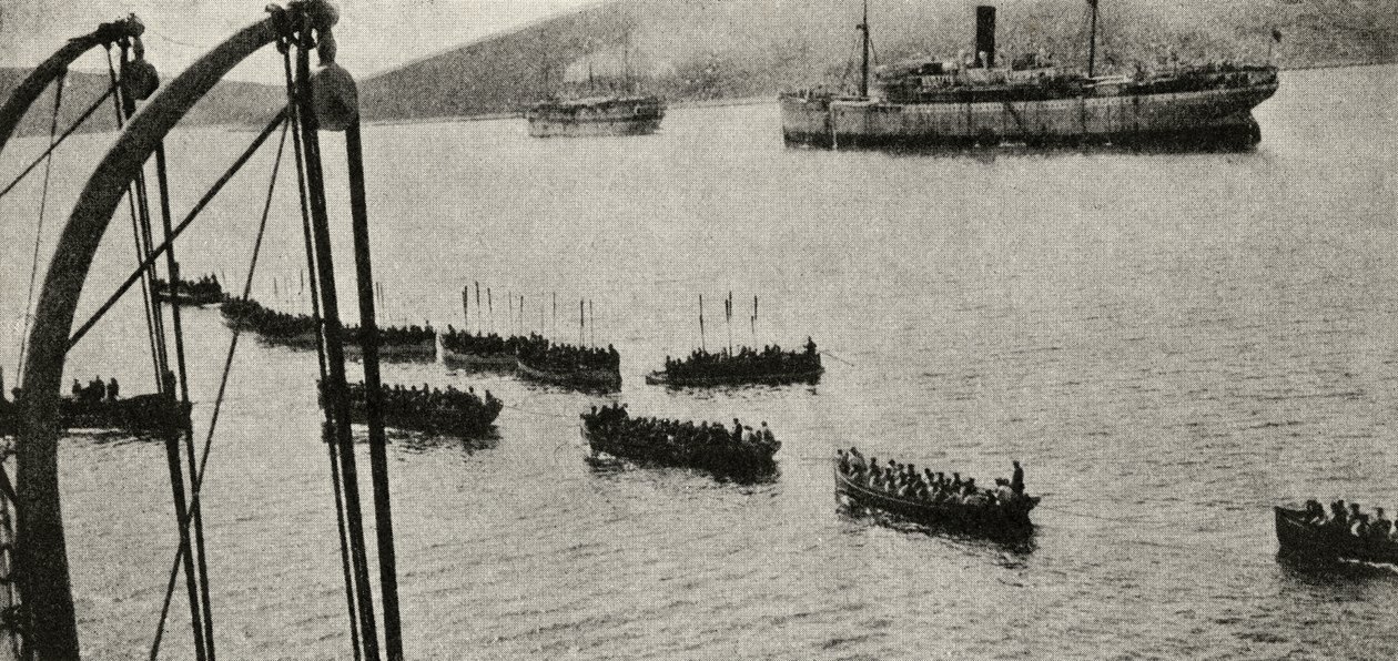 Een landingsmacht verlaat de transportschepen voor de kust tijdens de Gallipoli-campagne, uit 