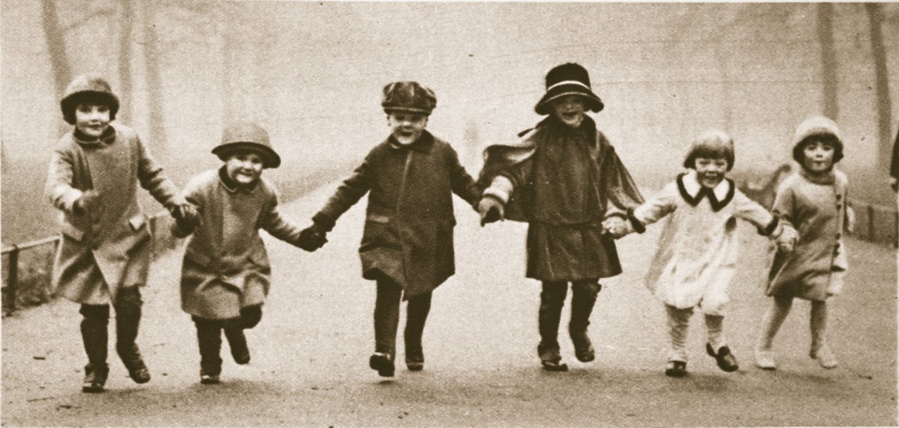 Een rij goedgeklede kinderen die rennen in Hyde Park, uit Wonderful London, gepubliceerd 1926-27 door English Photographer