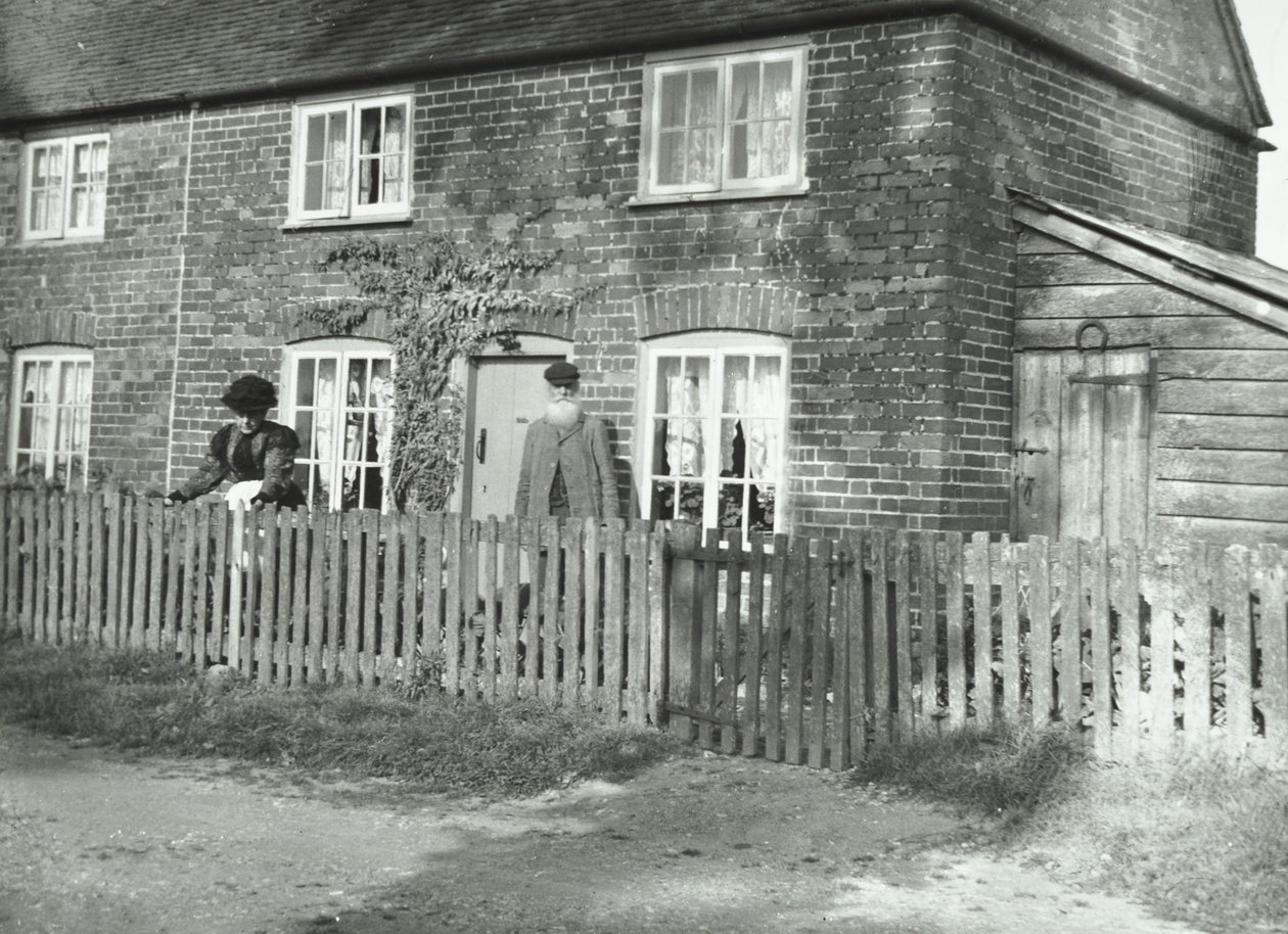 Een landelijk tafereel in de omgeving van Wandsworth met een ouder echtpaar in de tuin van een huis in cottage-stijl, Londen, 1895 door English Photographer