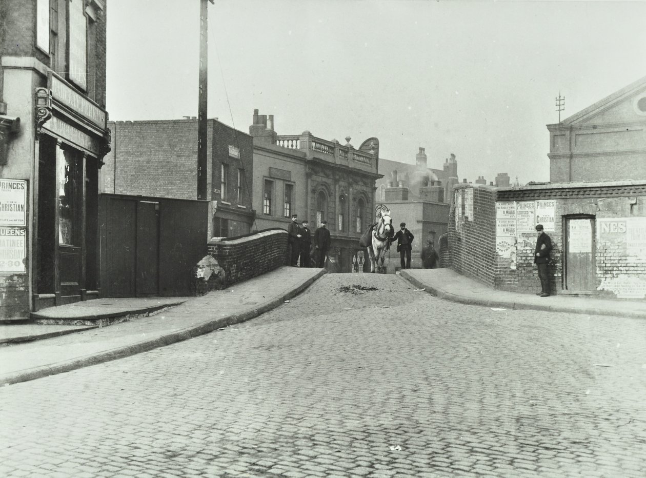 Een wit paard reist over Rhodeswell Road naar Old Victory Bridge, 1895 door English Photographer
