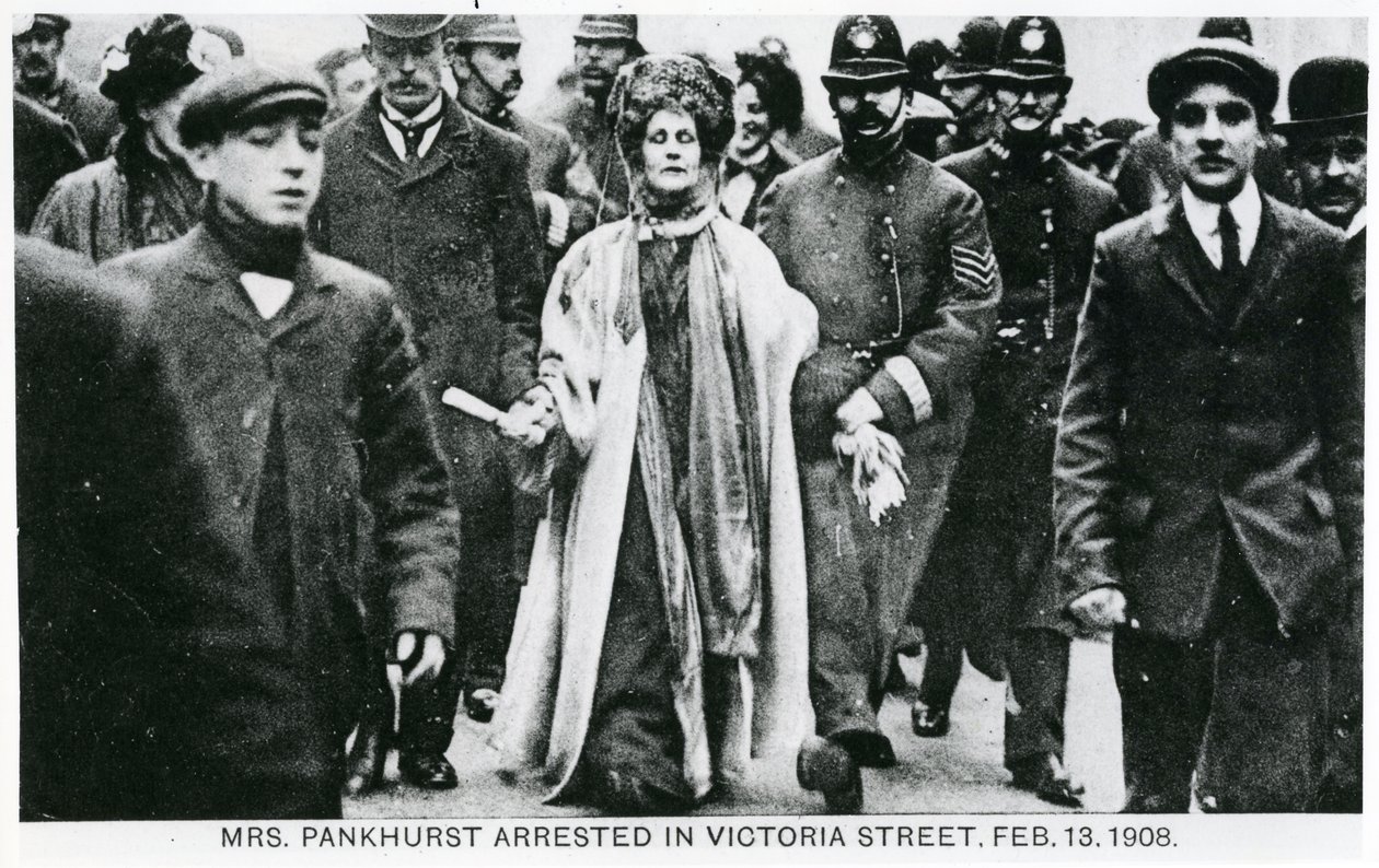 Arrestatie van mevrouw Emmeline Pankhurst in Victoria Street, 13 februari 1908 door English Photographer