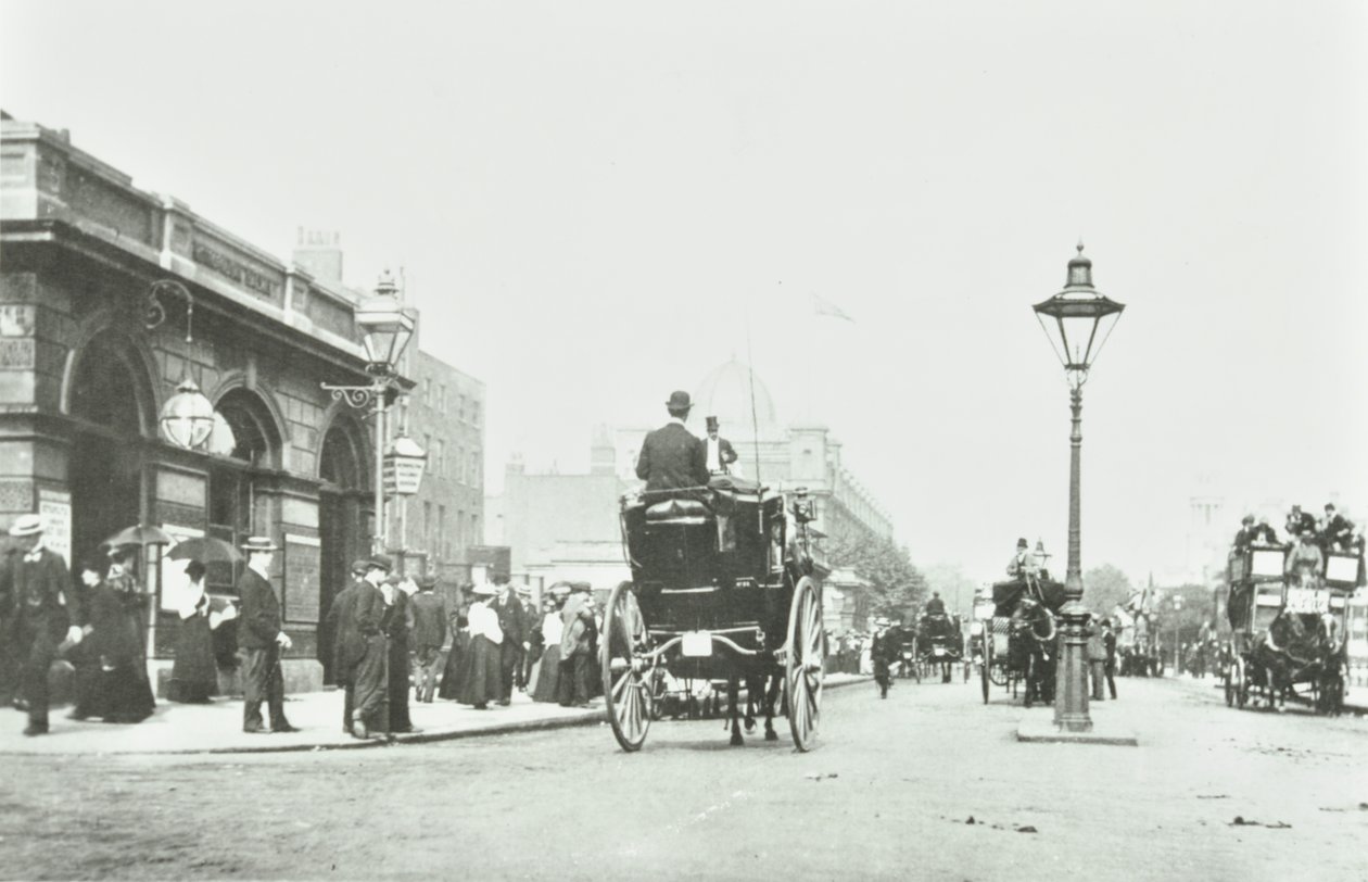 Baker Street Station, Marylebone Road, Westminster LB: kijkend naar het oosten bij Baker Street, 1895 door English Photographer