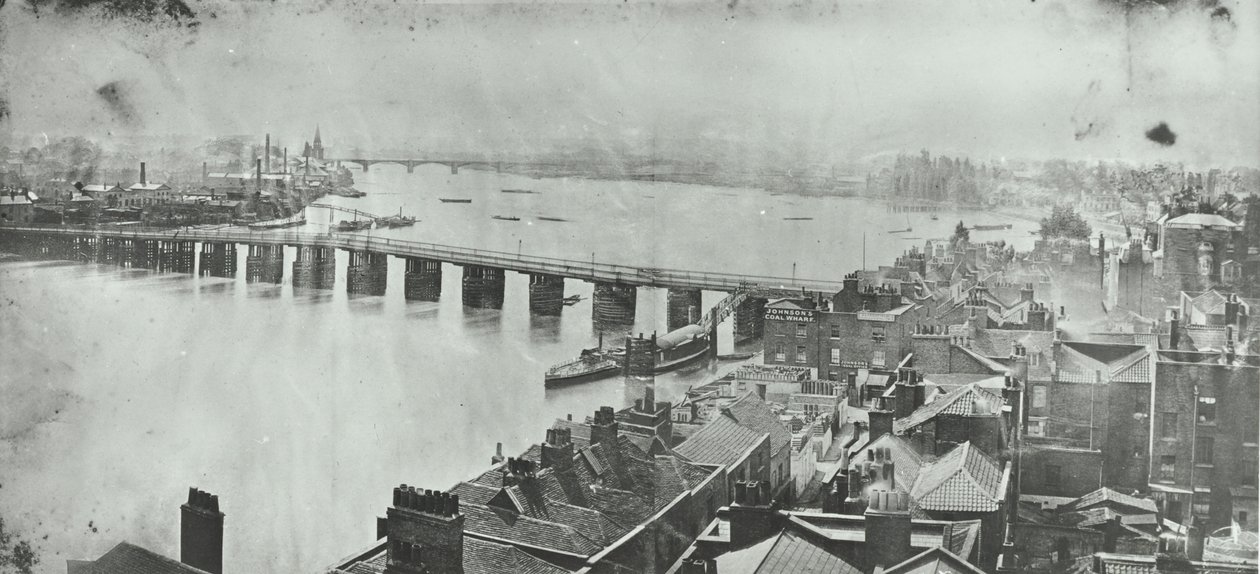 Battersea Brug: uitzicht vanaf Chelsea Kerk Toren, 1875 door English Photographer