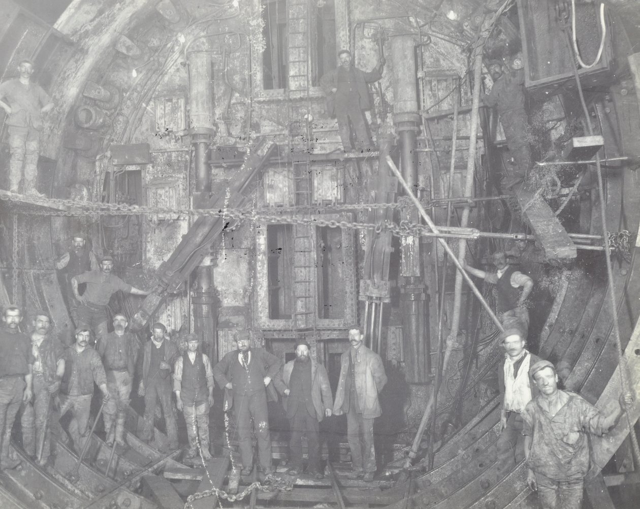 Blackwall Tunnel: een groep arbeiders staat in de luchtsluis, 1894 door English Photographer