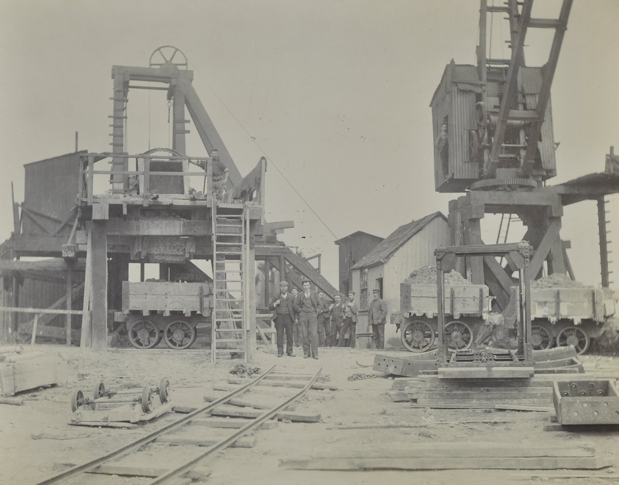 Blackwall Tunnel: schacht en arbeiders tijdens de bouw van de tunnel, 1893 door English Photographer