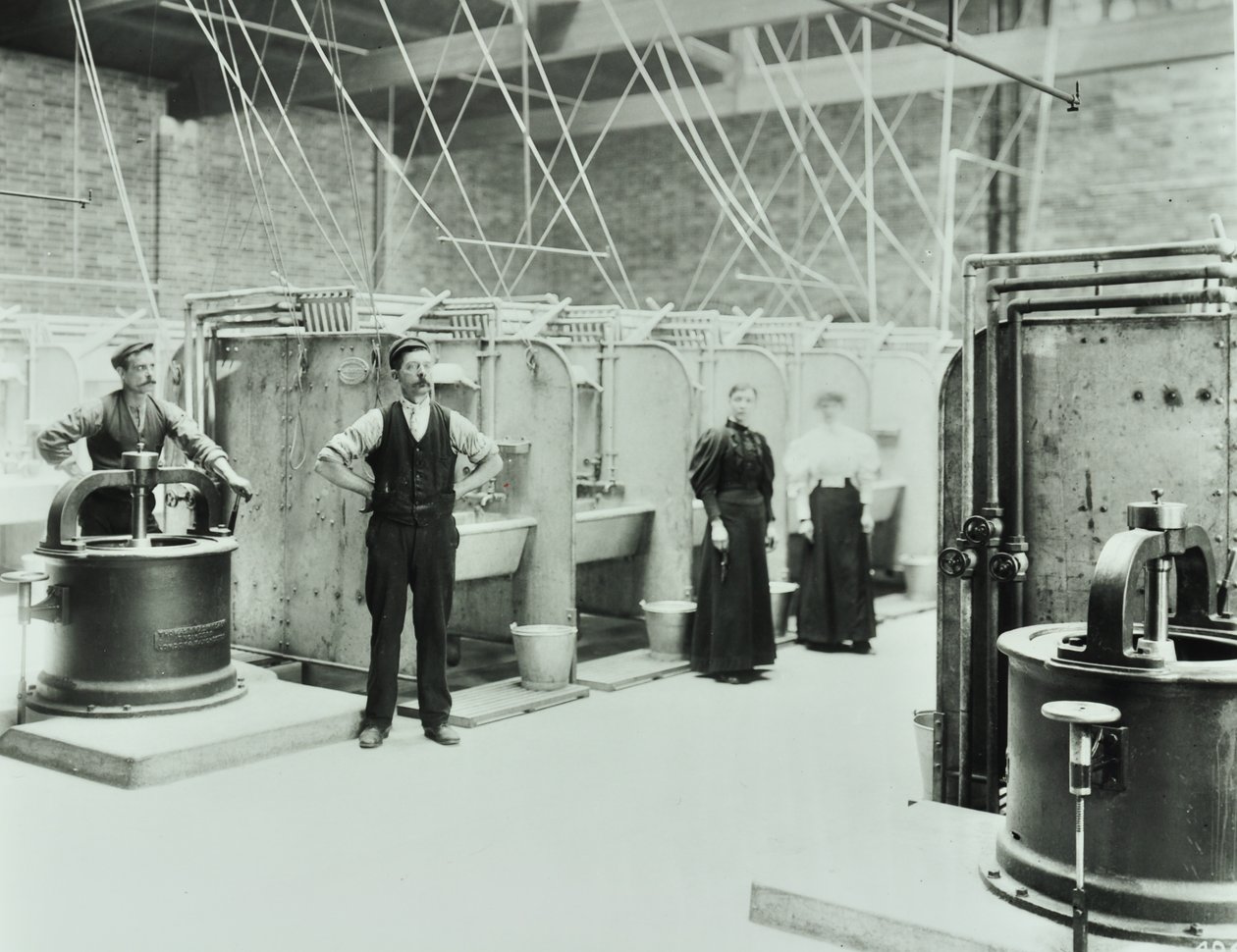 Boundary Street: interieur van wasruimte, mensen werken met machines, Londen, 1897 door English Photographer