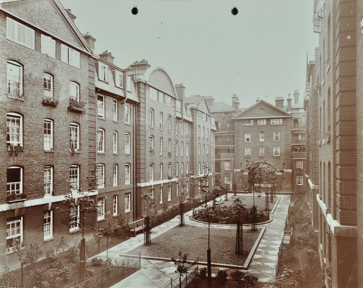 Bourne Estate: formele binnenplaats tuin, Londen door English Photographer