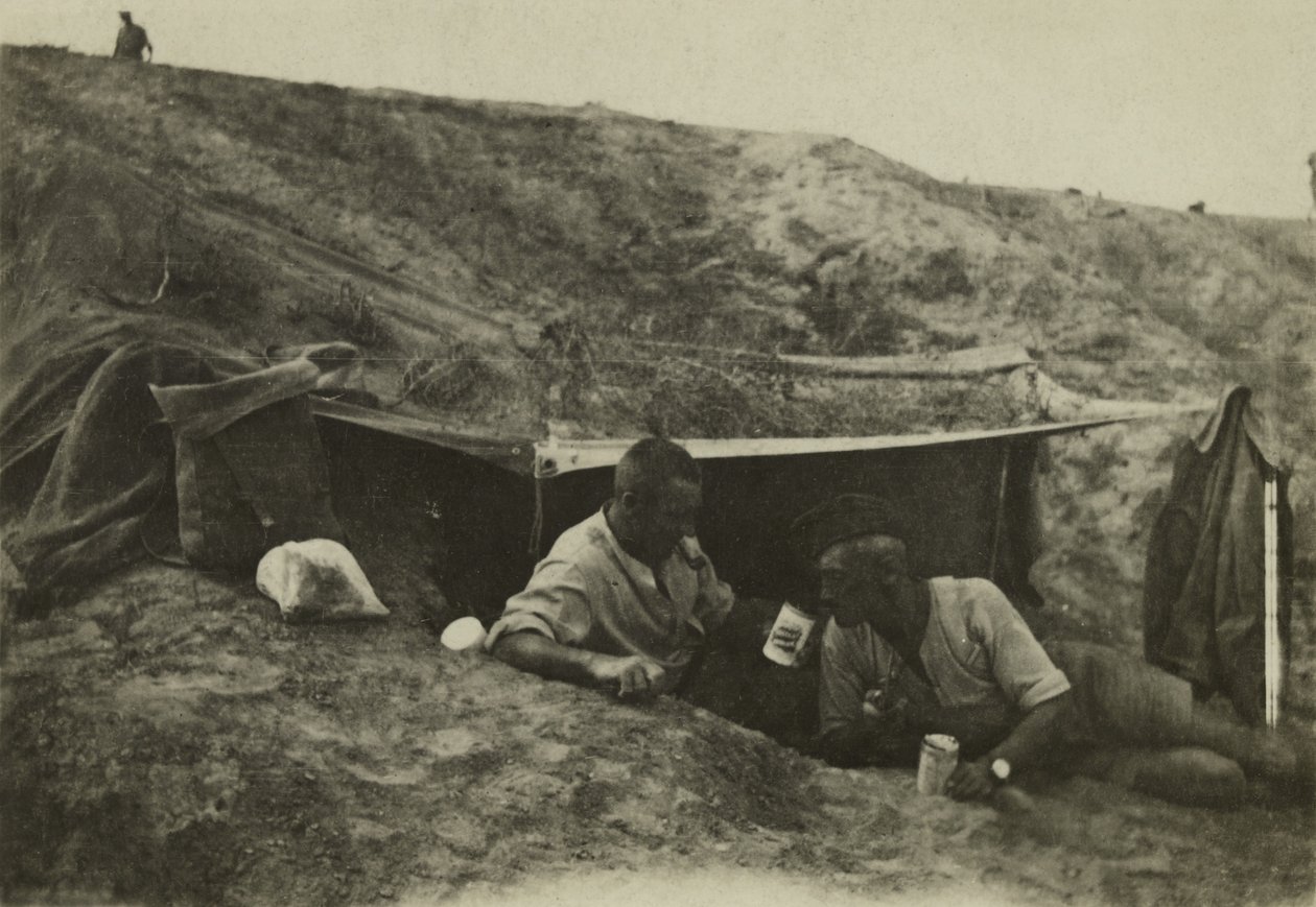 Britse soldaten buiten dienst in een kamp in Tel-el-Jemi, Palestina, oktober 1917 door English Photographer