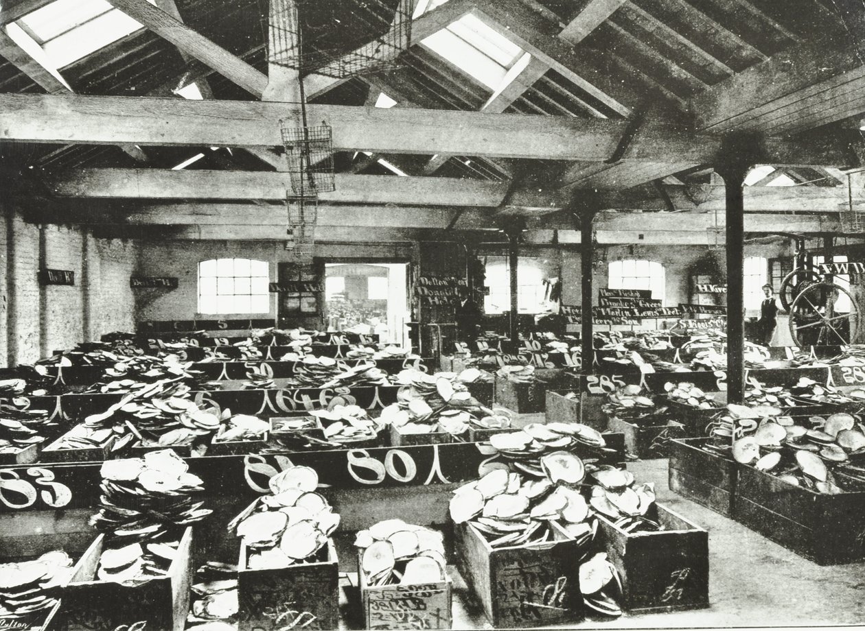 Bull Wharf, interieur van het Shell Warehouse, Londen, 1890 door English Photographer