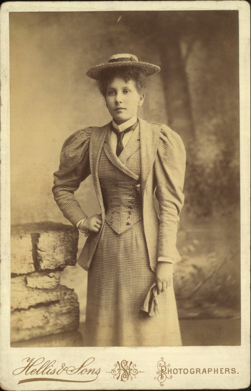 Kabinetkaart, portret van een vrouw door English Photographer