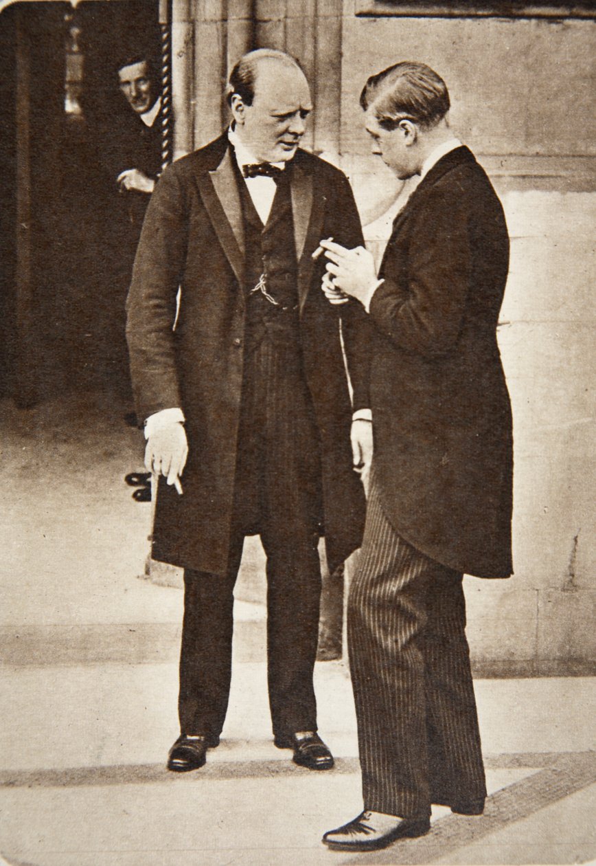 Praten na een lunchfeest in het Lagerhuis: de heer Churchill en Z.K.H. de Prins van Wales, 1919 (fotogravure) door English Photographer