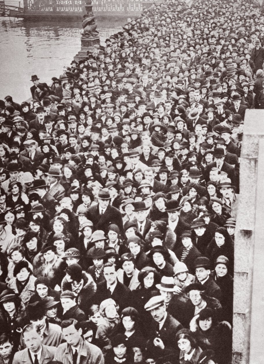 Mensen wachten op toegang tot Westminster Hall tijdens het opbaren van George V, 1936 door English Photographer