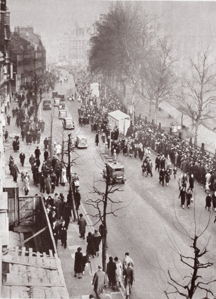 Mensen wachten op toegang tot Westminster Hall tijdens het opbaren van George V, 1936 door English Photographer
