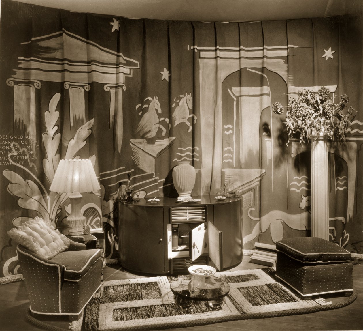 Decoratieve handelsstand op Dorland Hall met hangende textiel, 1940s door English Photographer