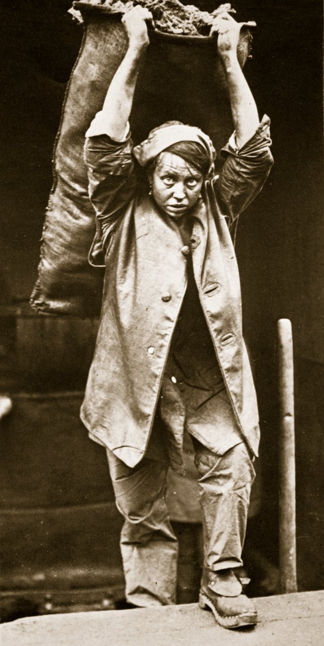 Kolen bezorgen, prent door Horace W. Nichols, ca. 1916 door English Photographer