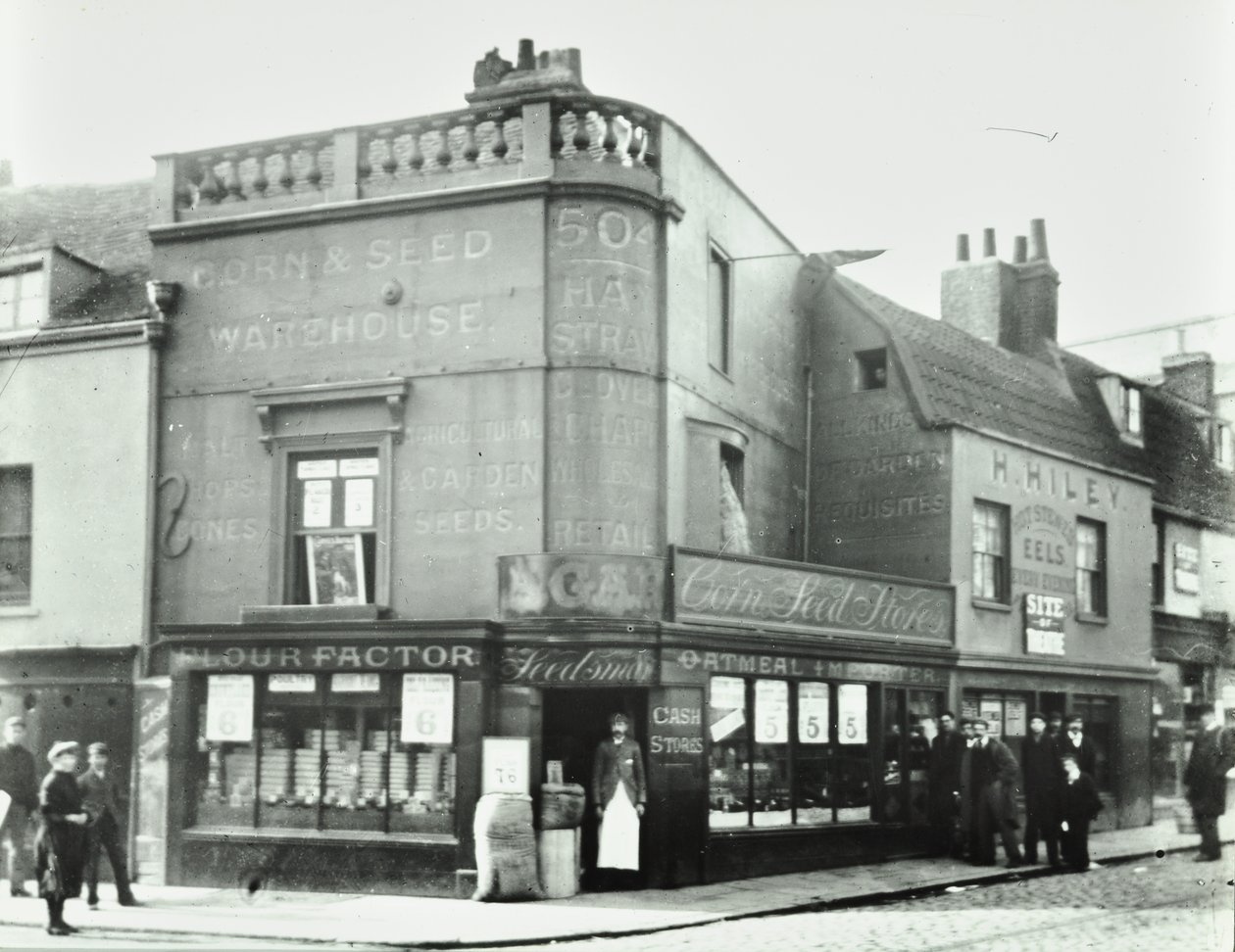 Deptford Broadway: straattafereel met winkelpuien, Londen, 1897 door English Photographer