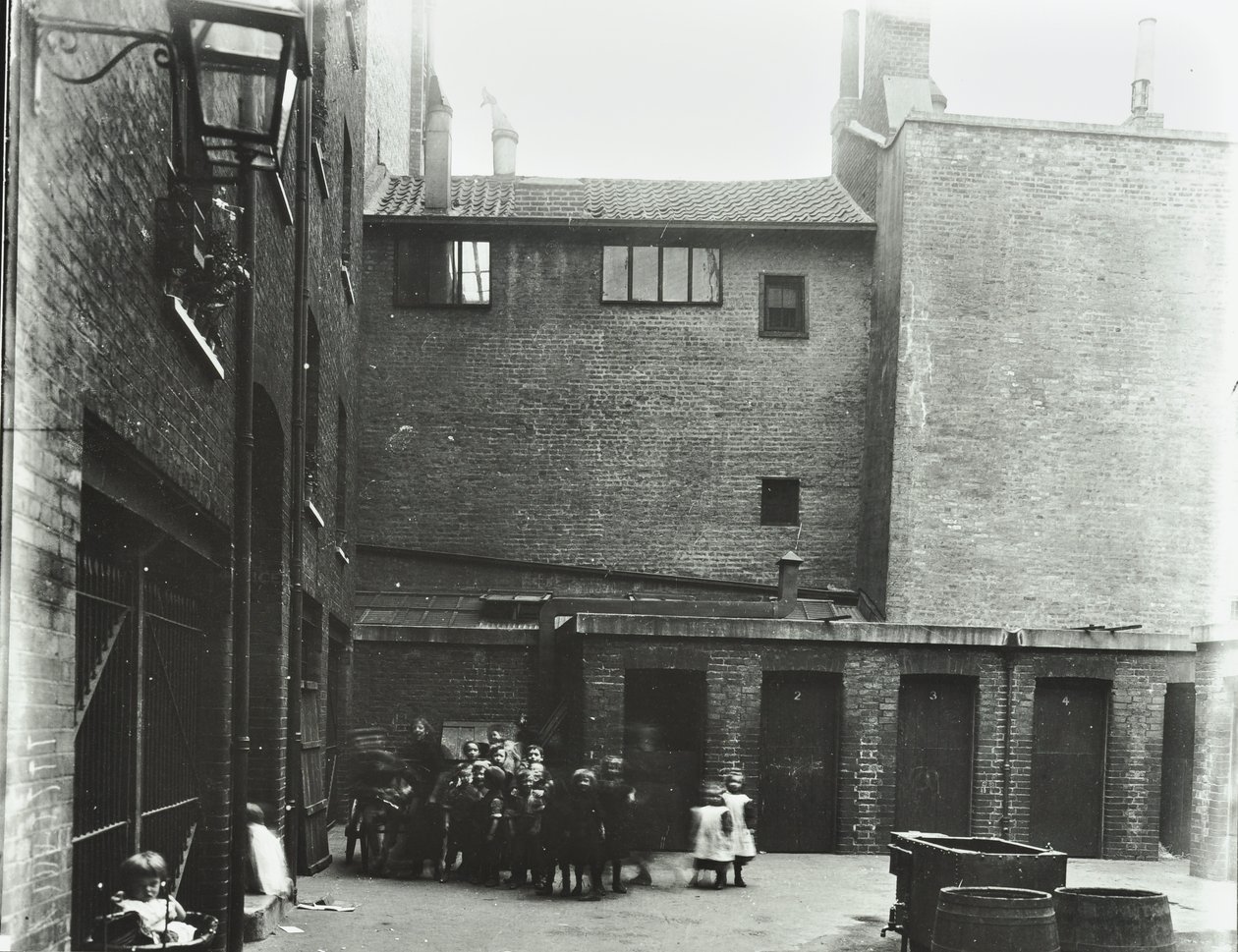 Dufferin Street: Costermongers Buildings, Londen, 1896 door English Photographer