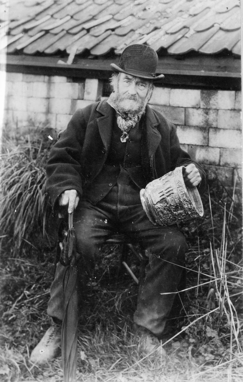 Edward Bingham met een van zijn Castle Hedingham Ware ontwerpen door English Photographer