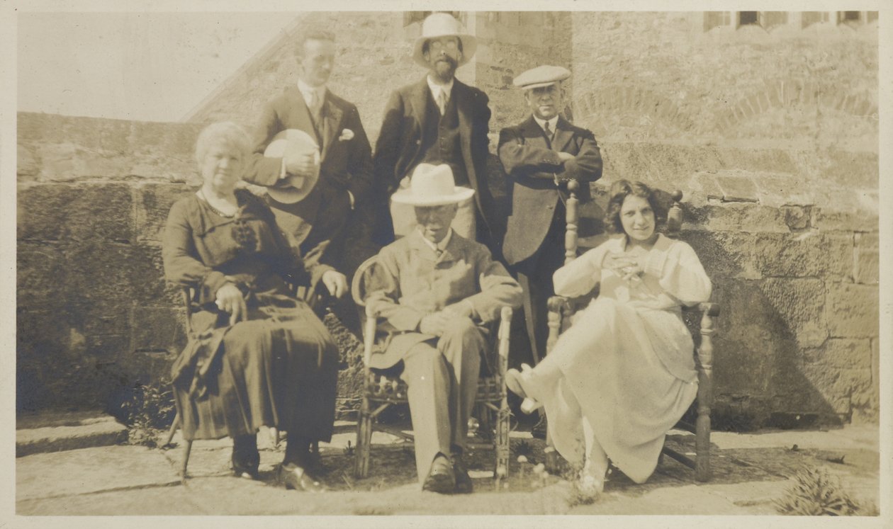 Edward Hudson en Vrienden, Lindisfarne, ca. 1918 (gelatinedruk) door English Photographer