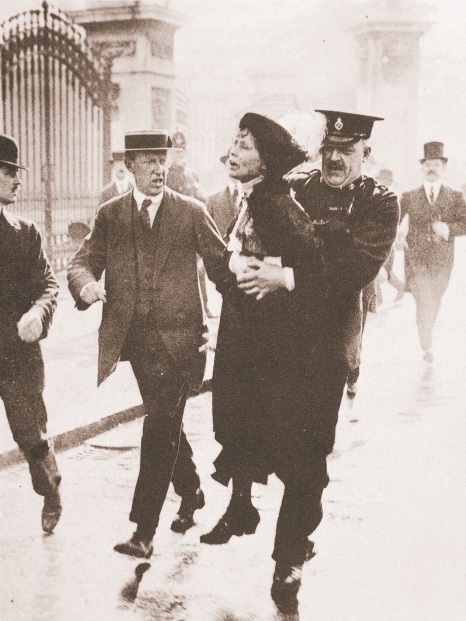 De Arrestatie van Emmeline Pankhurst buiten Buckingham Palace, terwijl ze probeerde de koning te verzoeken, 21 mei 1914 door English Photographer